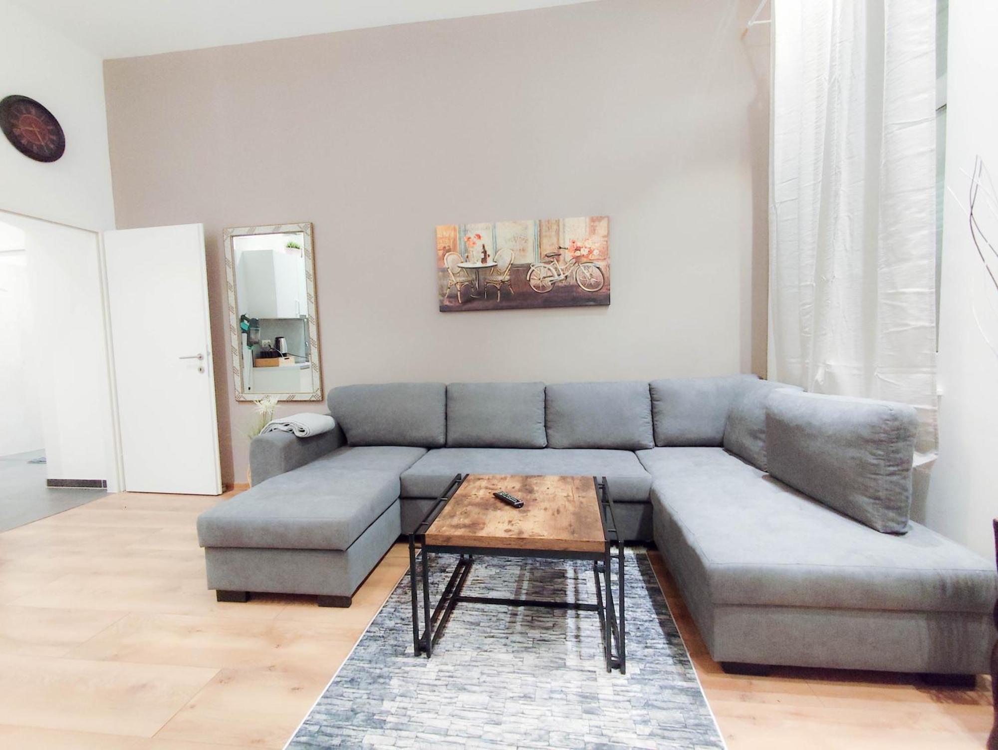 Cozy In Location With Free Parking
