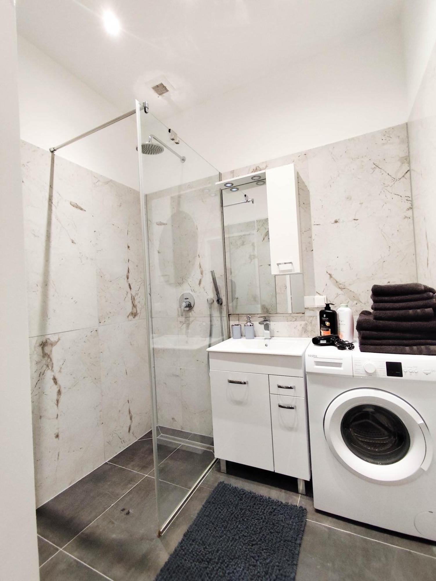 Cozy In Location With Free Parking Apartment
