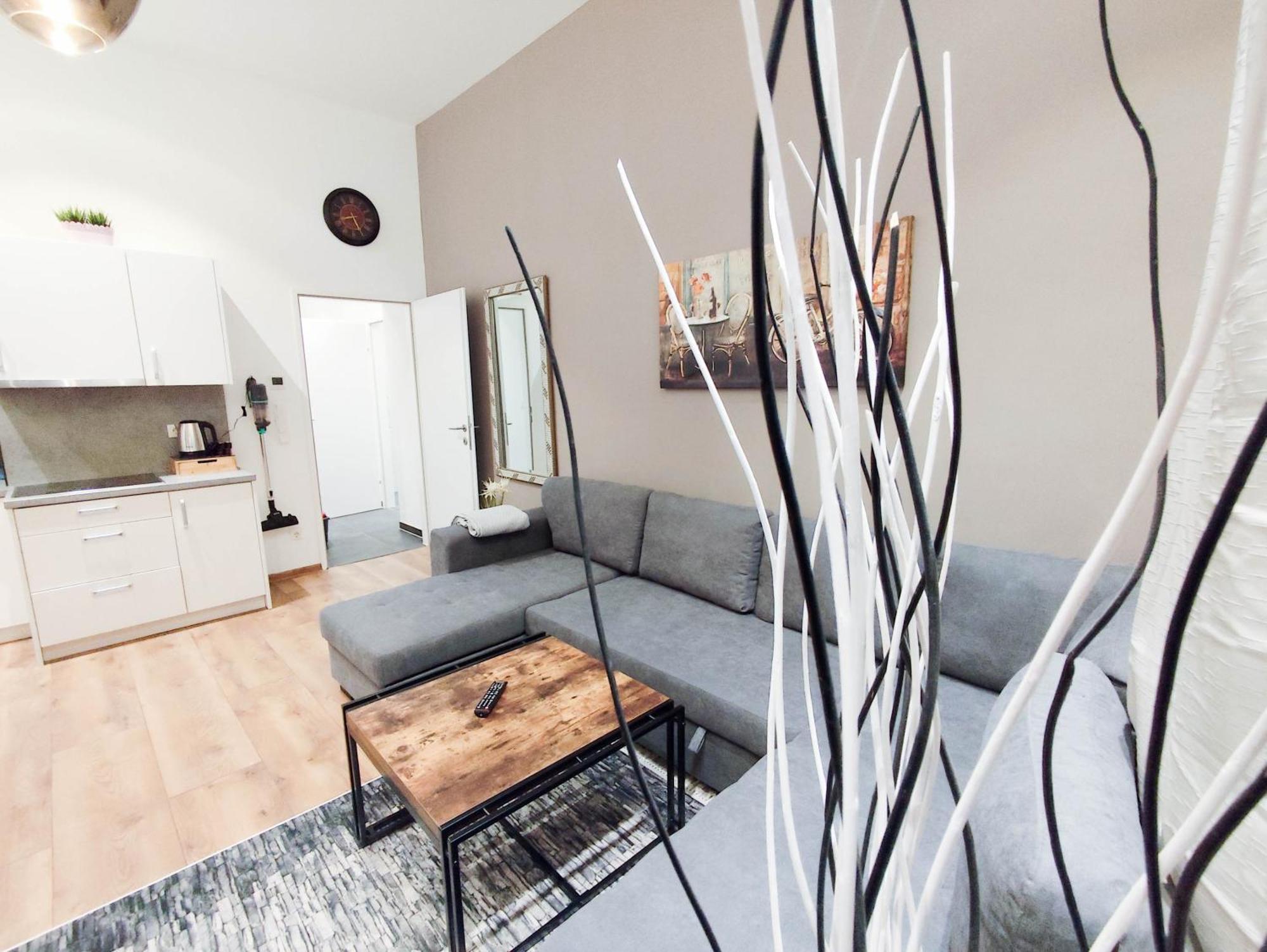 Cozy In Location With Free Parking Apartment