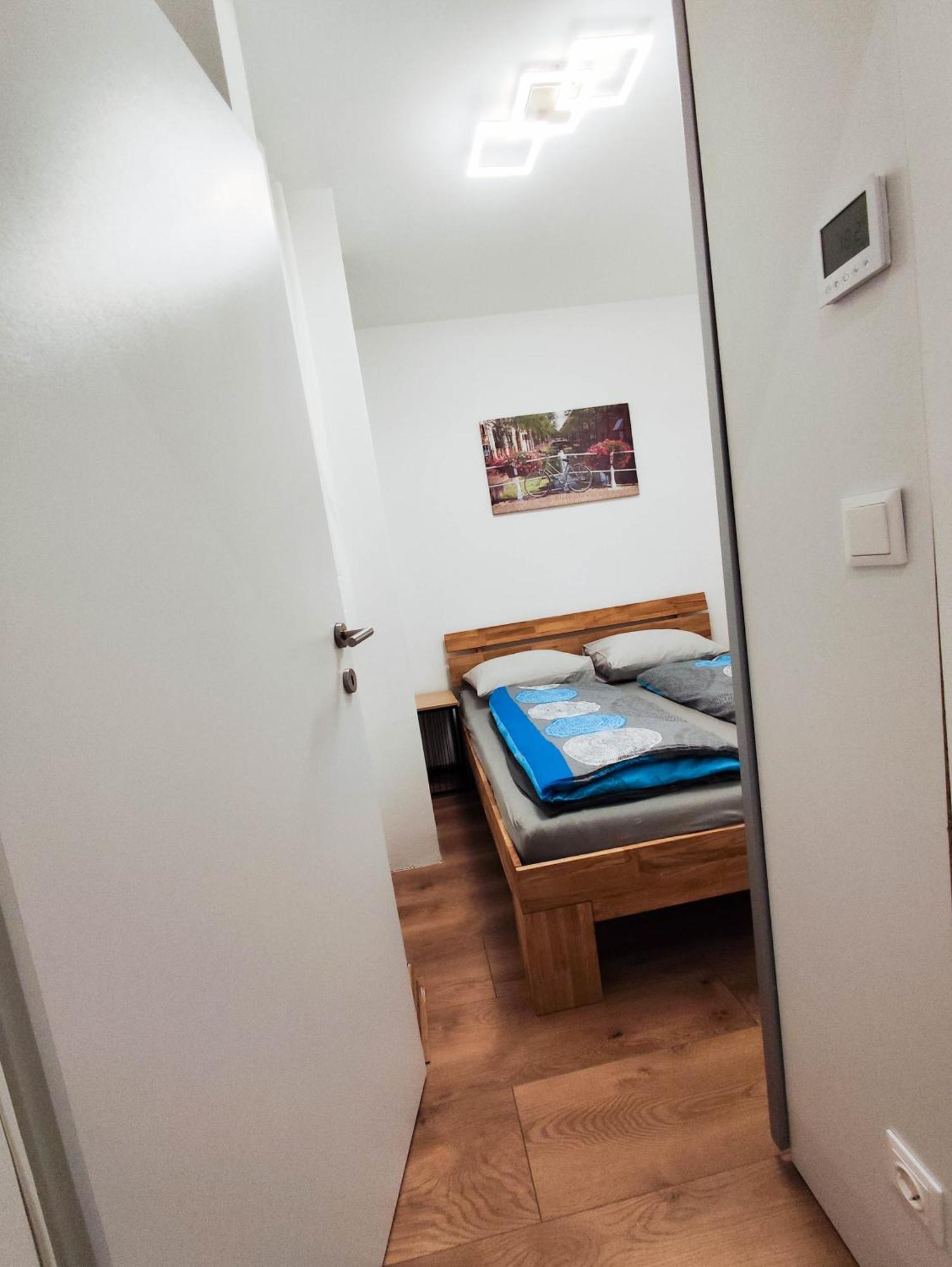 Cozy In Location With Free Parking Apartment *