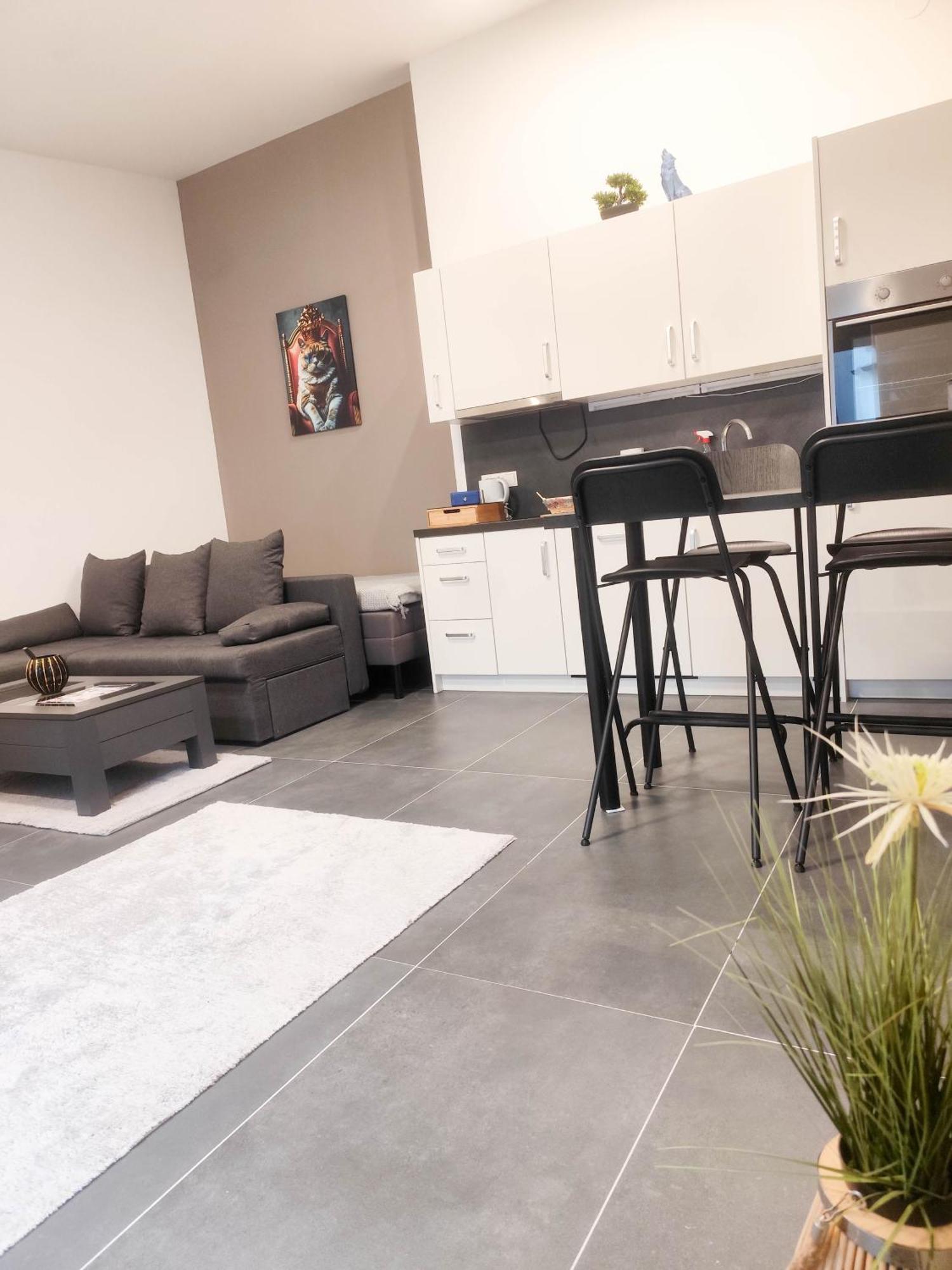 Cozy In Location With Free Parking *