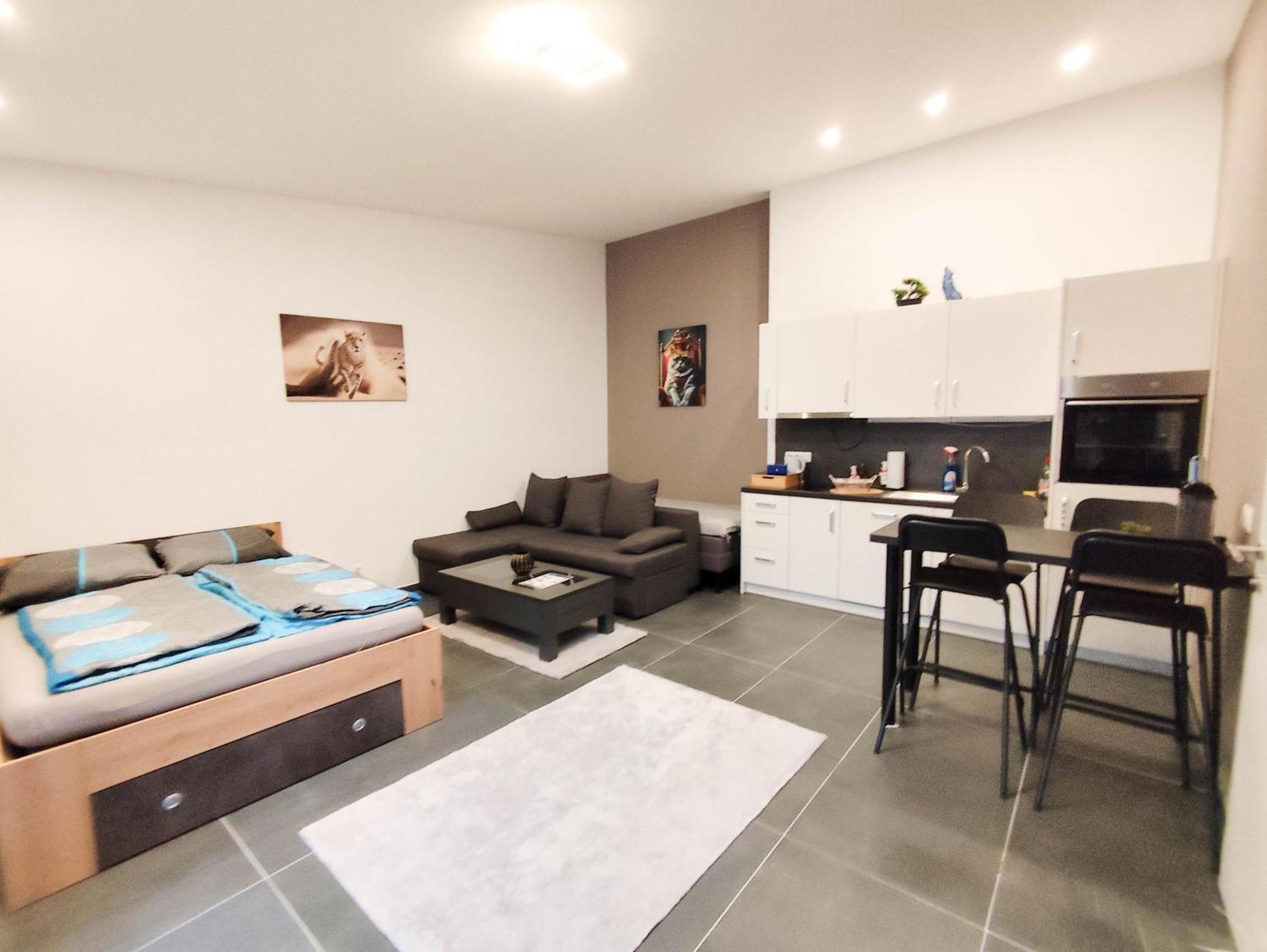 Cozy In Location With Free Parking Apartment *