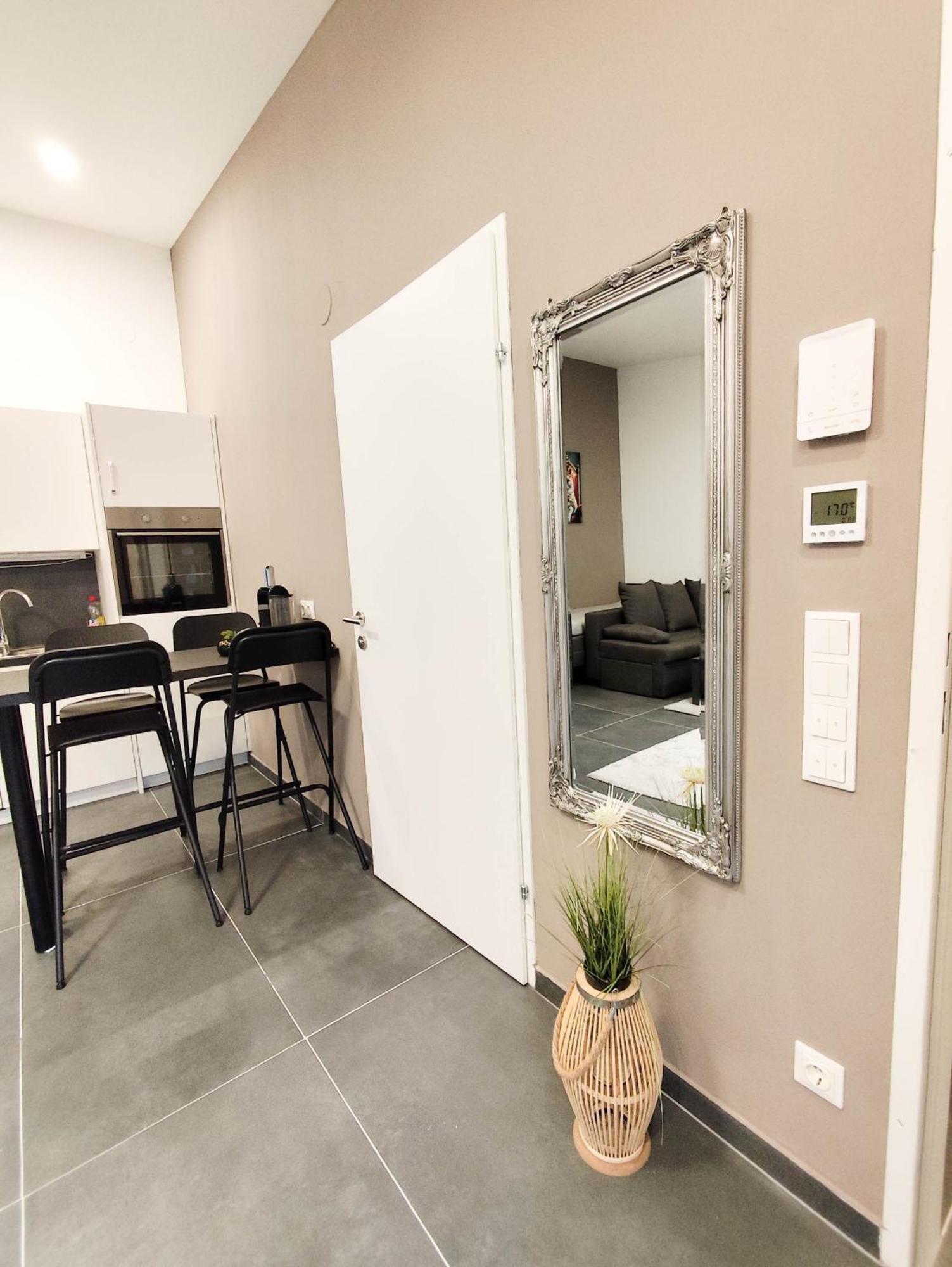 Apartment Cozy In Location With Free Parking *