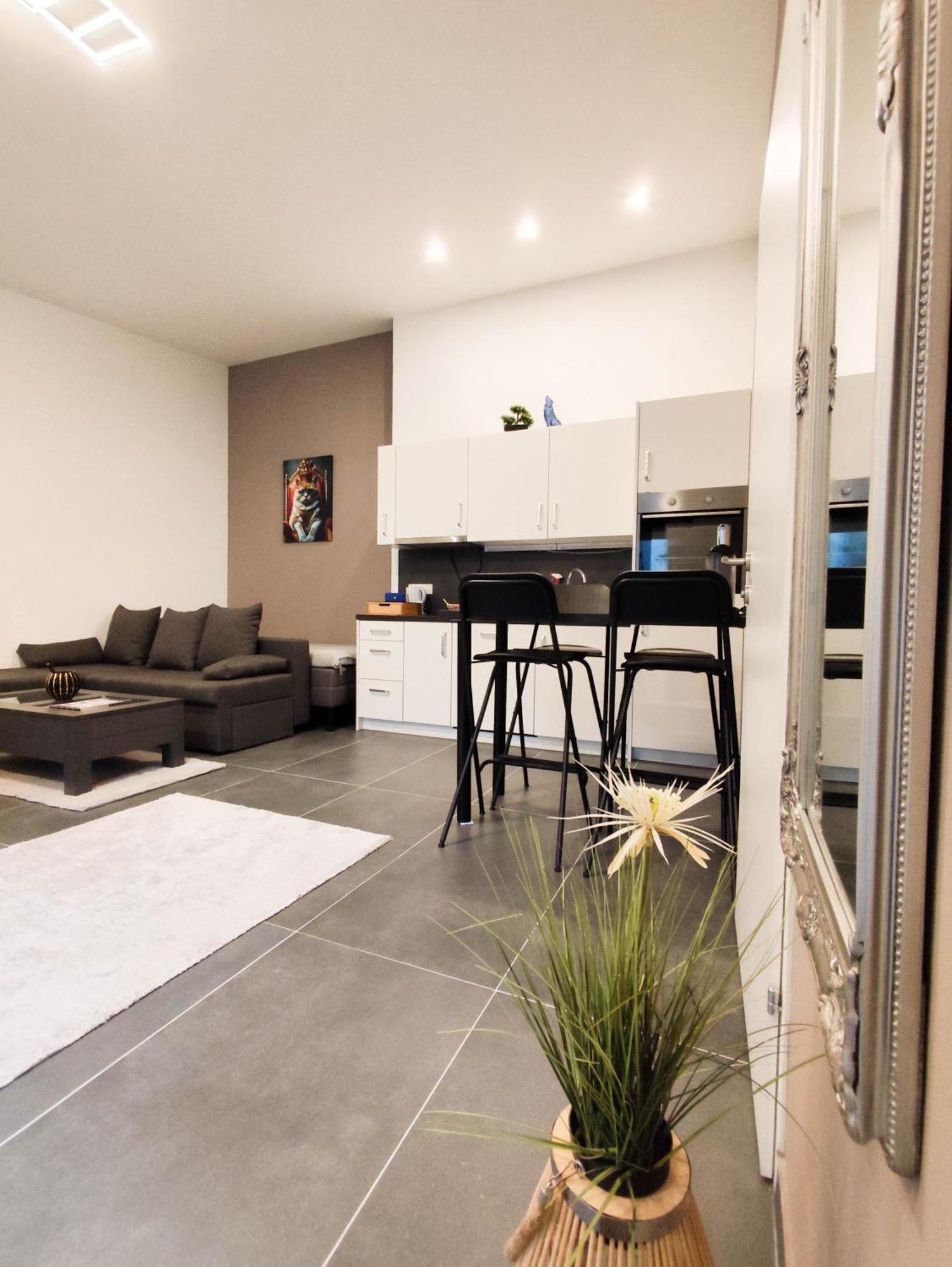 Cozy In Location With Free Parking Apartment