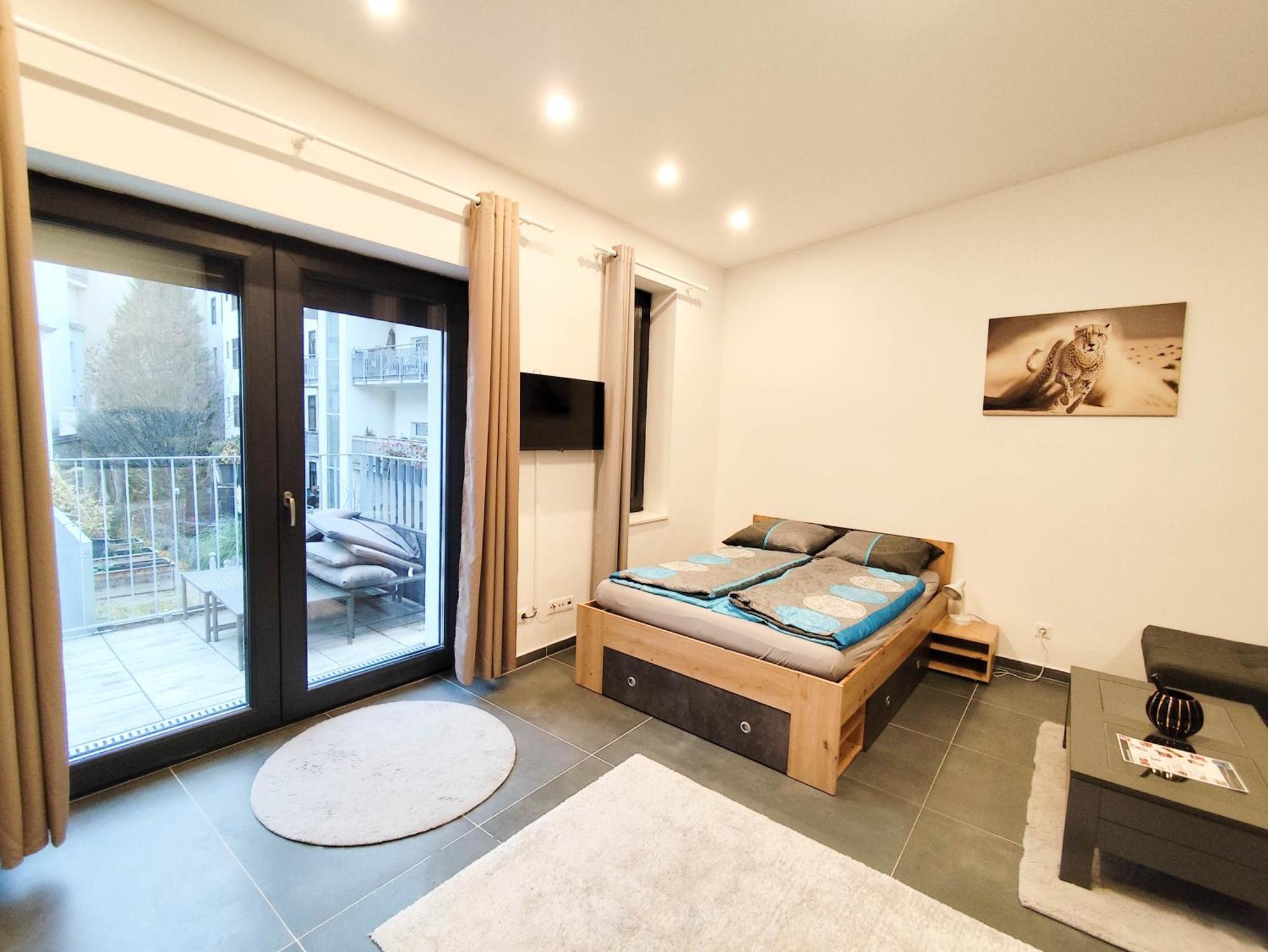 Cozy In Location With Free Parking Apartment *