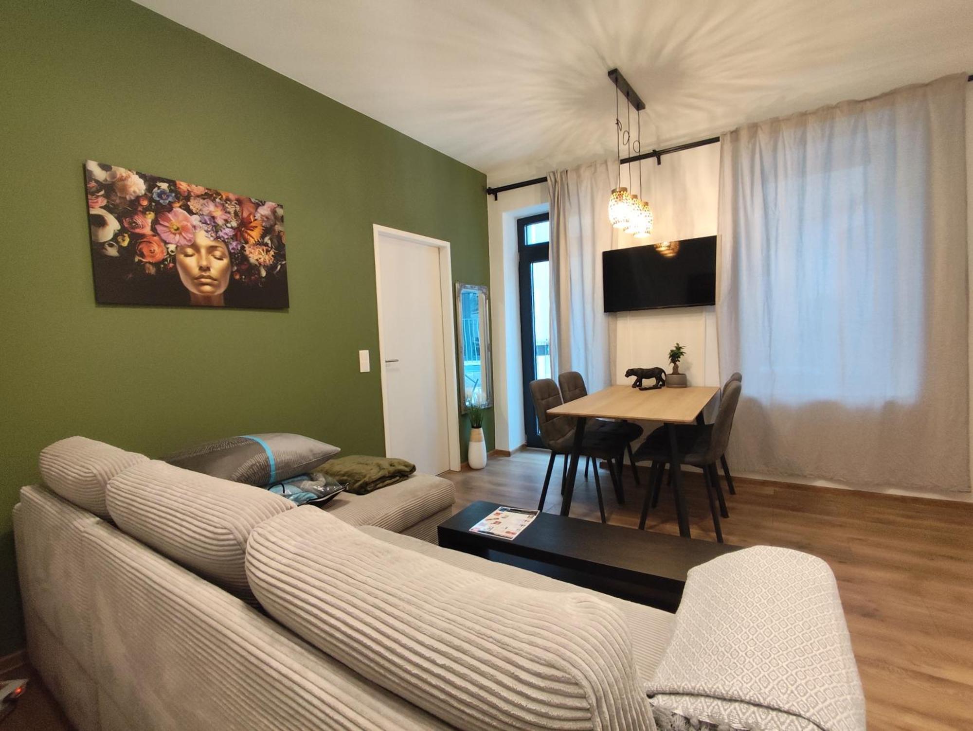 Cozy In Location With Free Parking