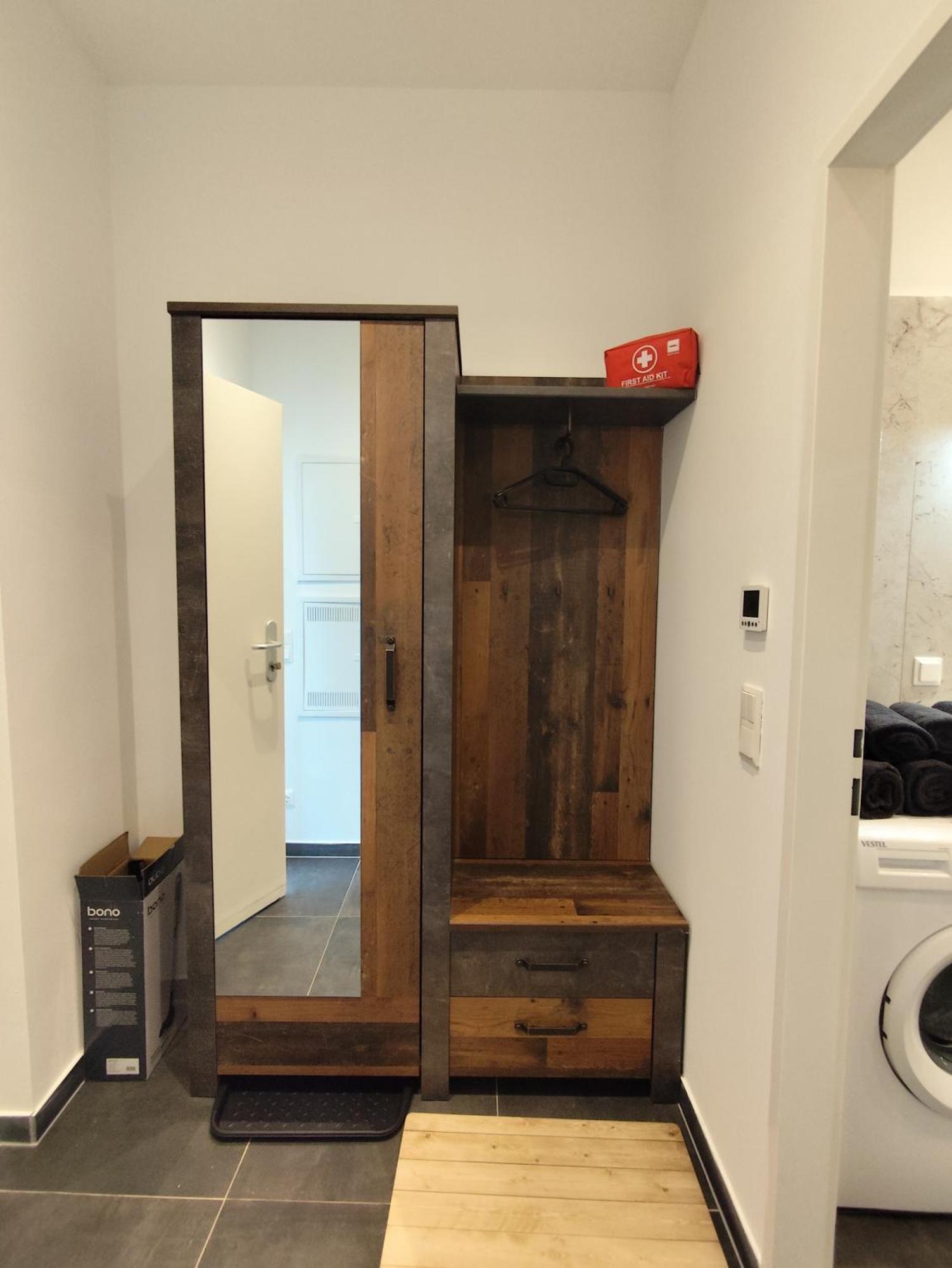 Cozy In Location With Free Parking Apartment *