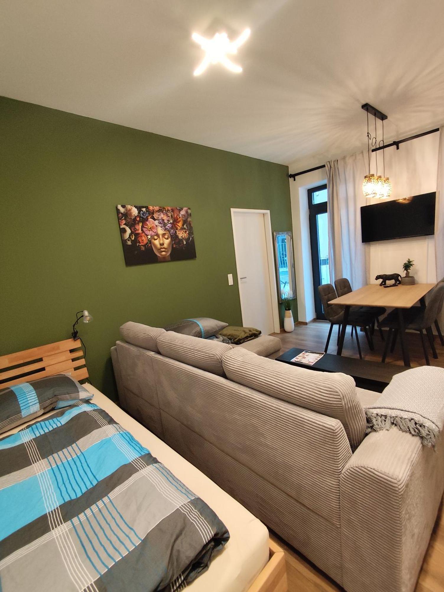 Cozy In Location With Free Parking Apartment *