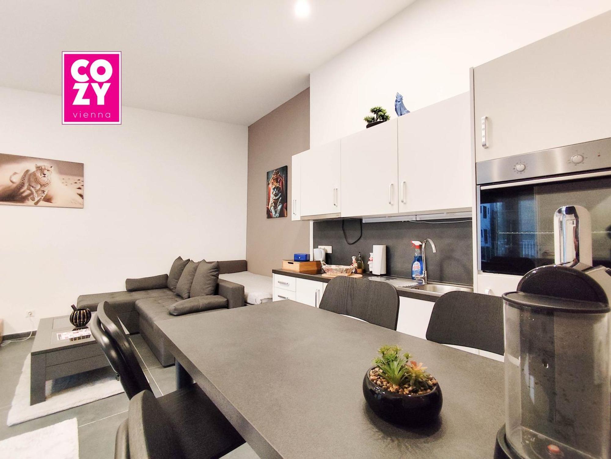 Cozy In Location With Free Parking Apartment *