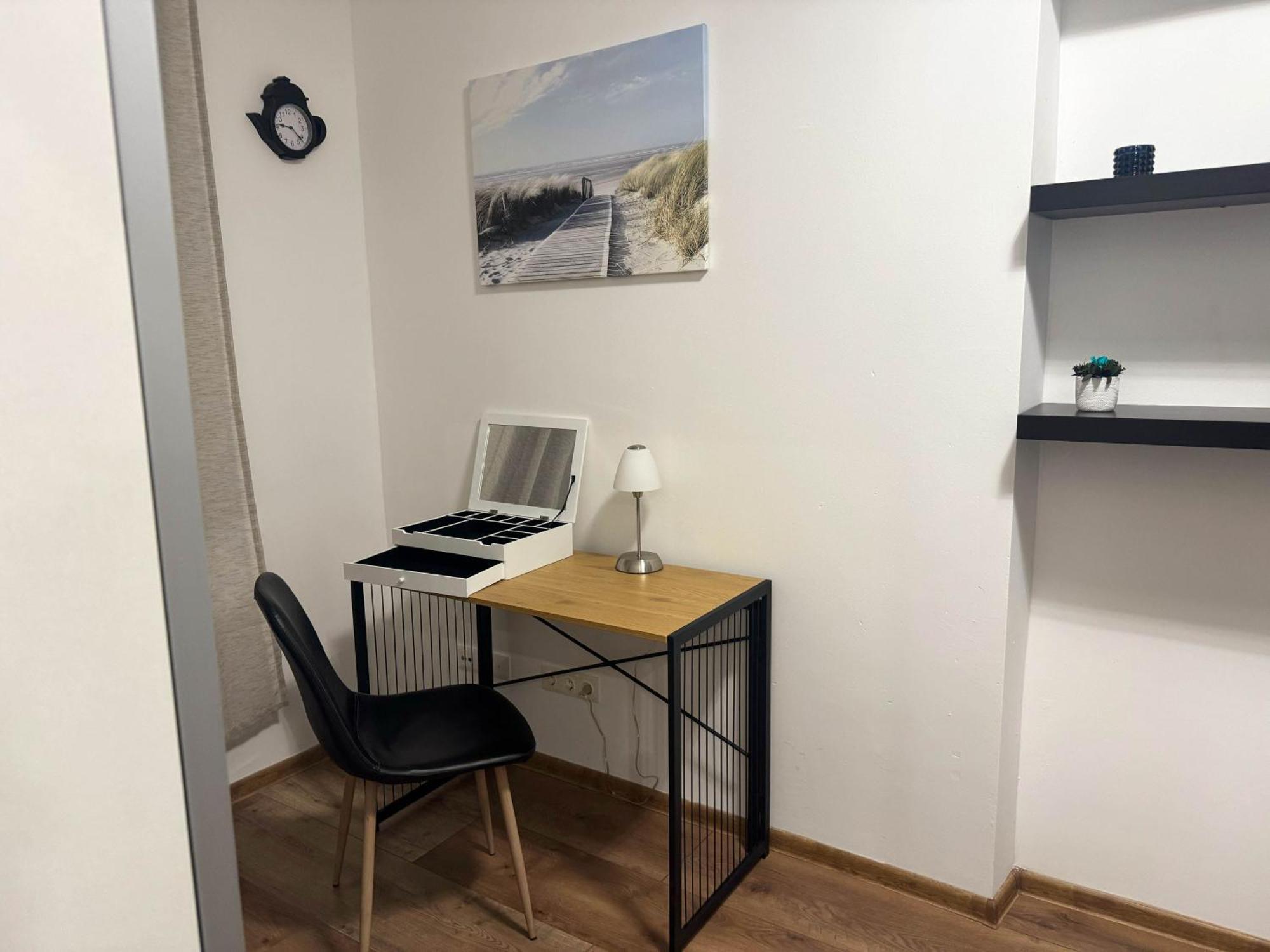 Cozy In Location With Free Parking