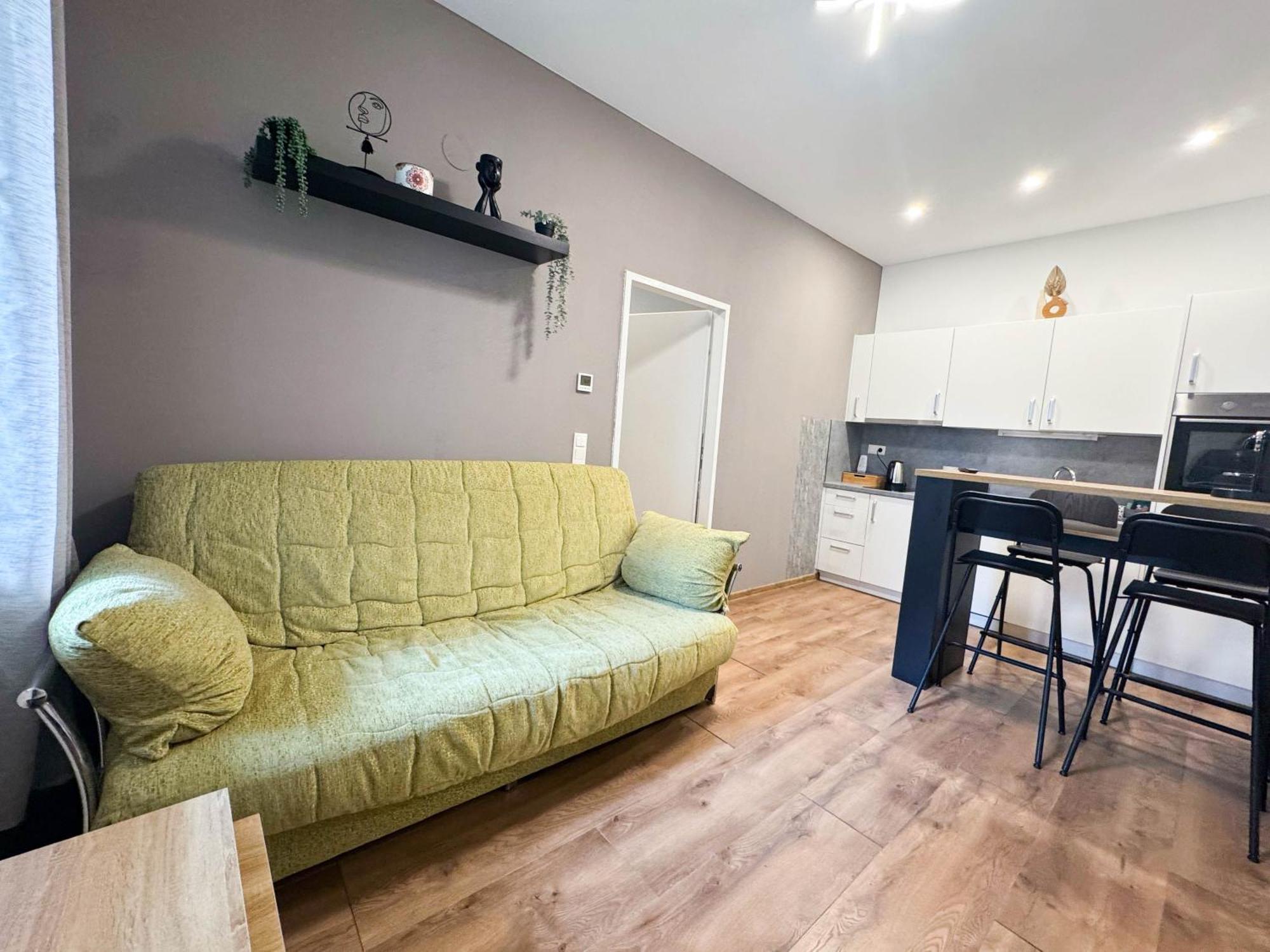 Cozy In Location With Free Parking Apartment *