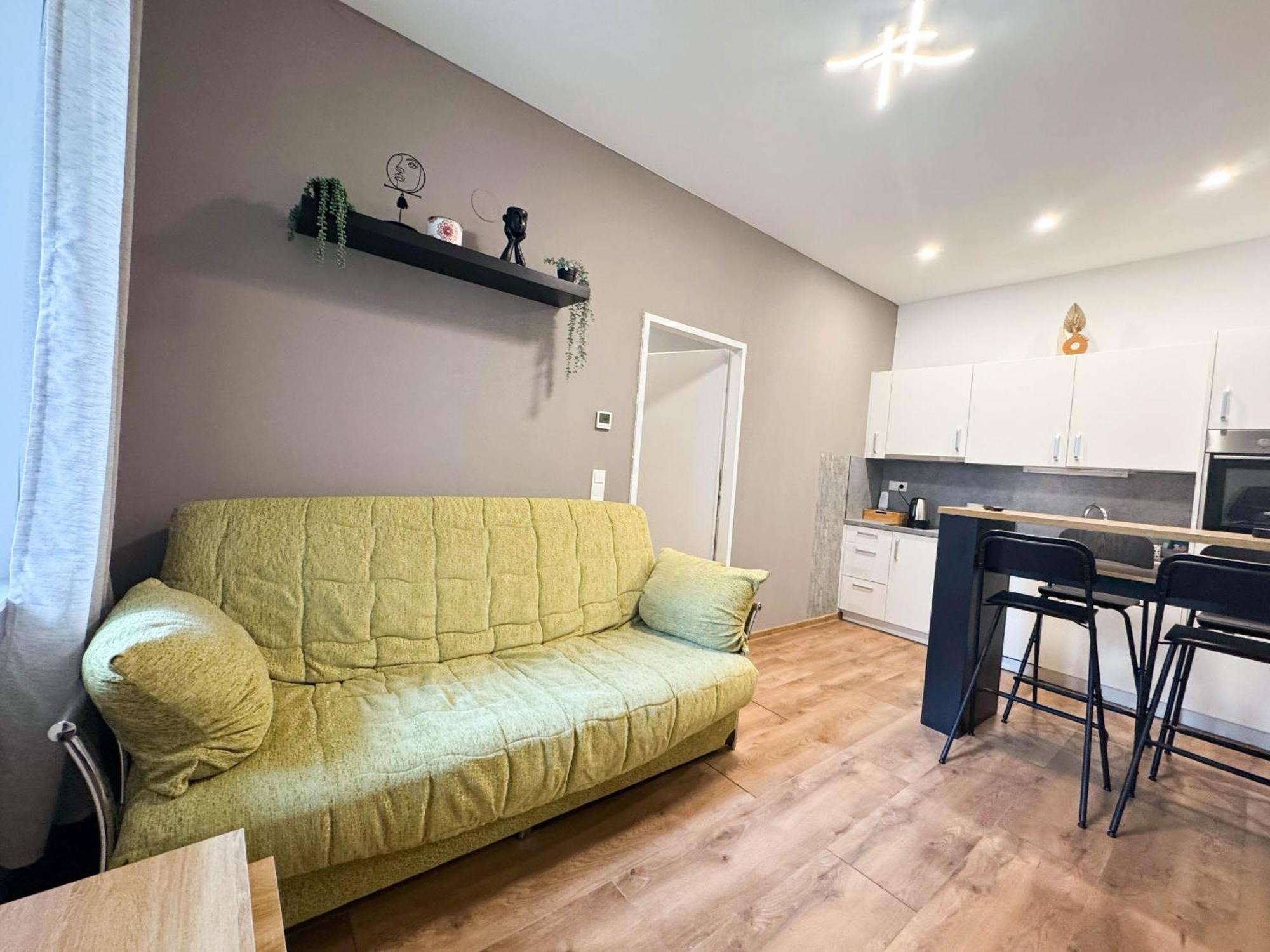 Cozy In Location With Free Parking