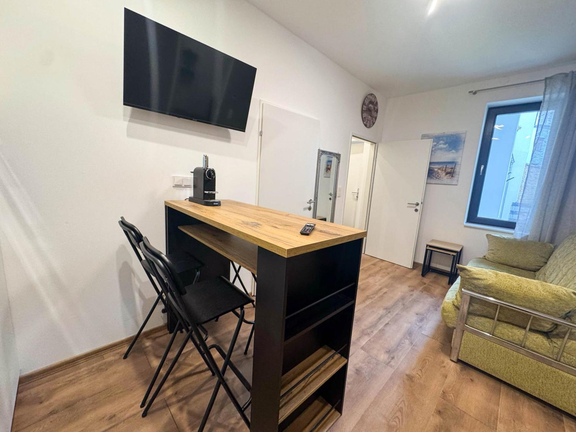 Cozy In Location With Free Parking *