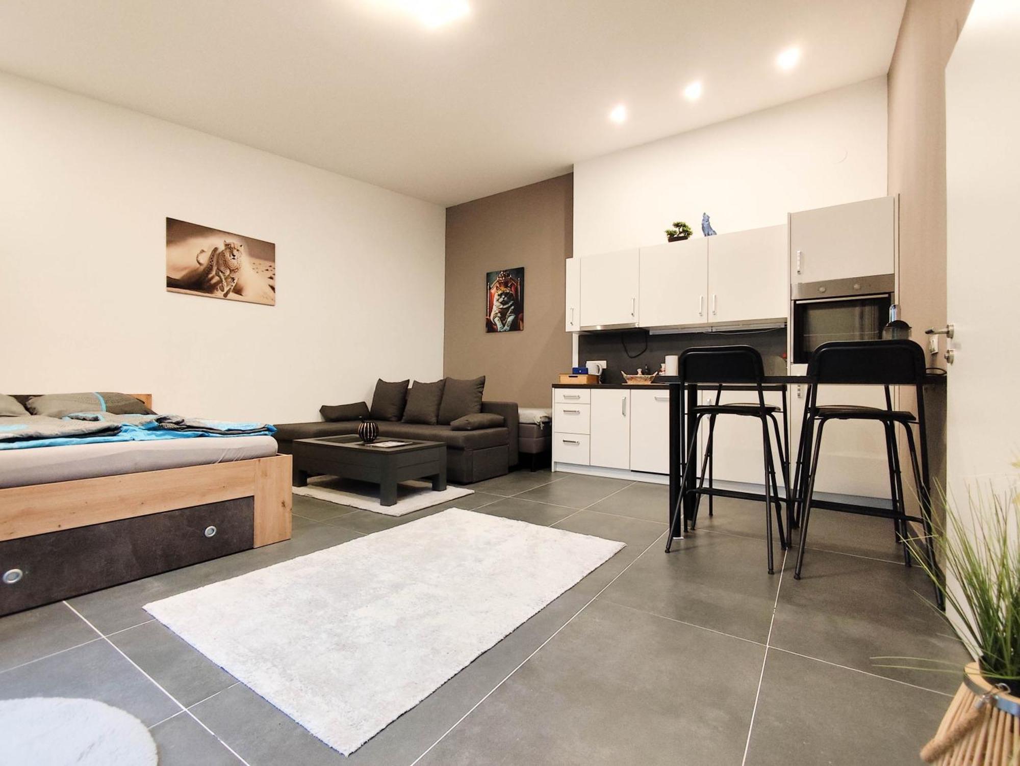 Cozy In Location With Free Parking