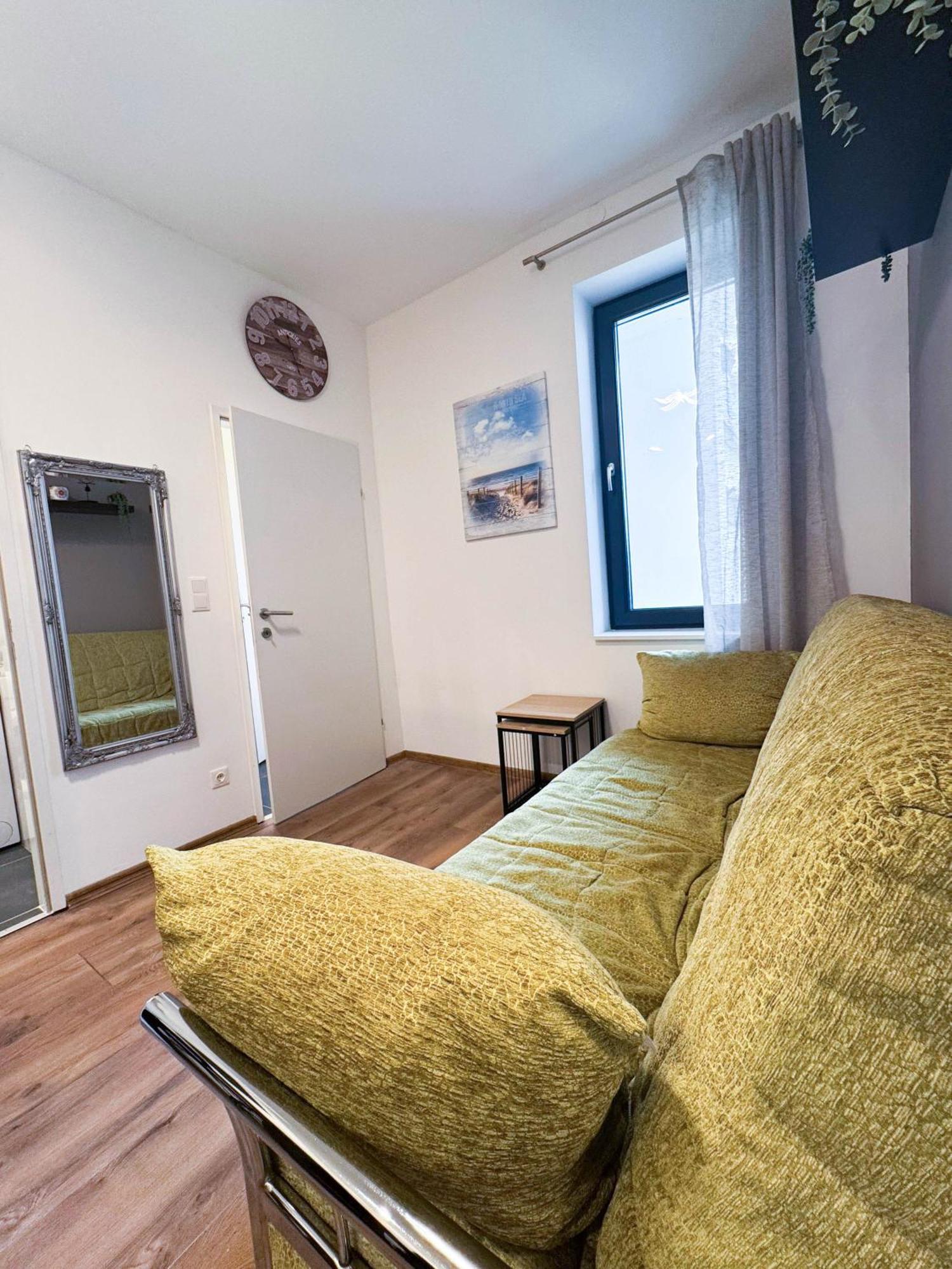 Cozy In Location With Free Parking *